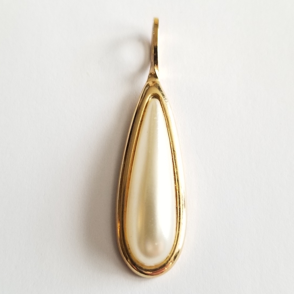 Relisted -Vintage teardrop pendant faux pearl gold tone metal - Picture 1 of 9